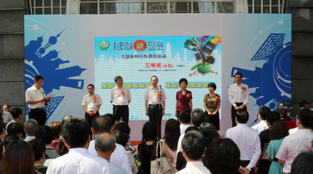 ARJ21-700飛機模型亮相金茂大廈觀光廳