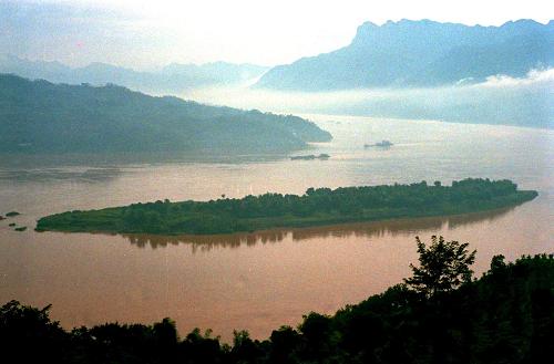 千秋三峽 世紀(jì)偉業(yè)——三峽工程見證新中國60年發(fā)展足跡 這是中堡島的原始地貌(資料照片)。三峽工程于1994年12月14日正式開工,工程采用分期導(dǎo)流方式,分三期進(jìn)行施工,以中堡島為分界點(diǎn)向兩側(cè)延伸,分別修建左岸和右岸大壩。 “截?cái)辔咨皆朴,高峽出平湖”,隨著設(shè)計(jì)建設(shè)任務(wù)的如期完成,歷經(jīng)近17年的建設(shè),舉世矚目的三峽工程將一代偉人的豪邁設(shè)想變?yōu)楝F(xiàn)實(shí)。承載著共和國水利輝煌夢(mèng)想的三峽工程,鑄就了惠及千秋的民生水利。 三峽工程凝聚了幾代中央領(lǐng)導(dǎo)集體和全國人民的智慧與力量。1978年至1988年,三峽工程基本完成了建設(shè)的決策準(zhǔn)備;1988年至1998年,三峽工程正式開工并實(shí)現(xiàn)大江截流;1998年至2008年,三峽樞紐主體工程、輸變電工程和移民工作基本完成,三峽水庫實(shí)現(xiàn)了175米蓄水的最終目標(biāo)條件,使夢(mèng)想變?yōu)楝F(xiàn)實(shí)。 新華社發(fā)